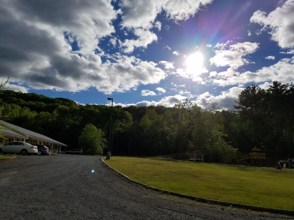 Colonel Williams Resort And Suites Lake George Exterior foto